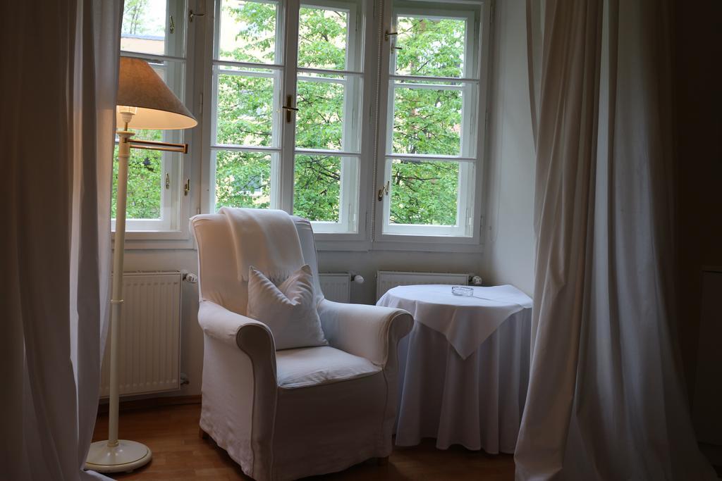 Doppel-/Zweibettzimmer mit Gartenblick